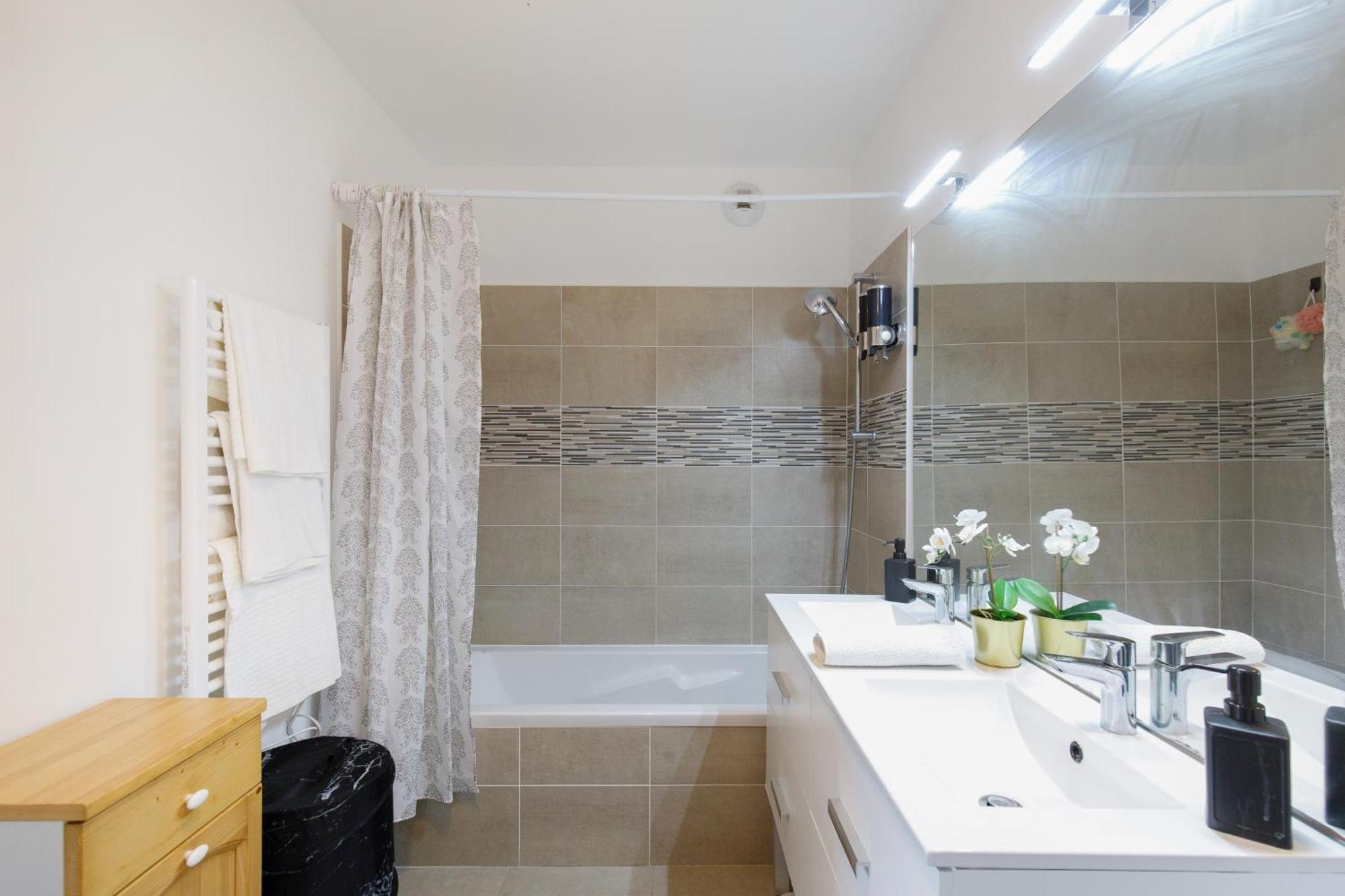 Lovely 2 Bedroom Condo With Pool วาลูริส ภายนอก รูปภาพ