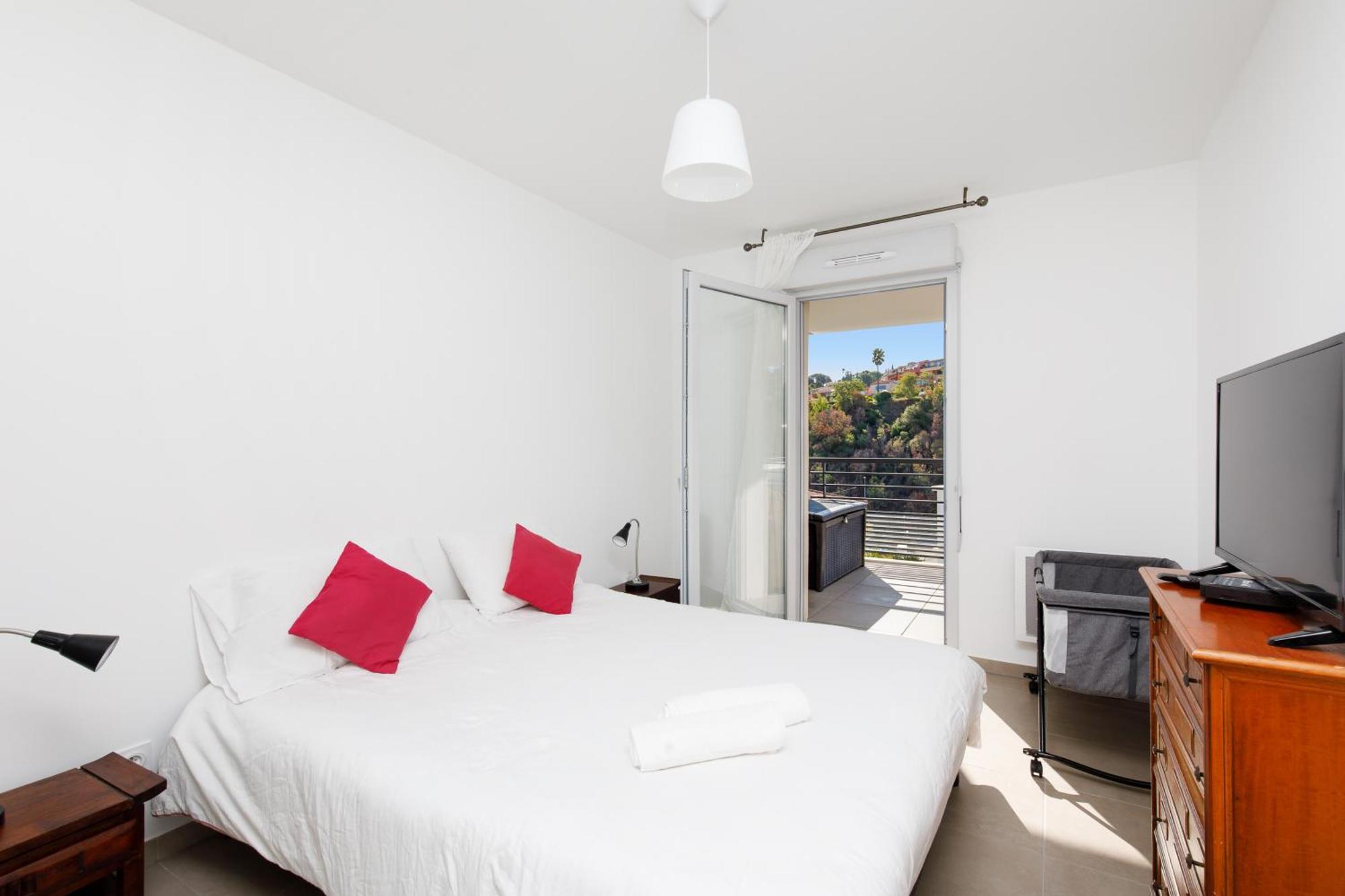 Lovely 2 Bedroom Condo With Pool วาลูริส ภายนอก รูปภาพ