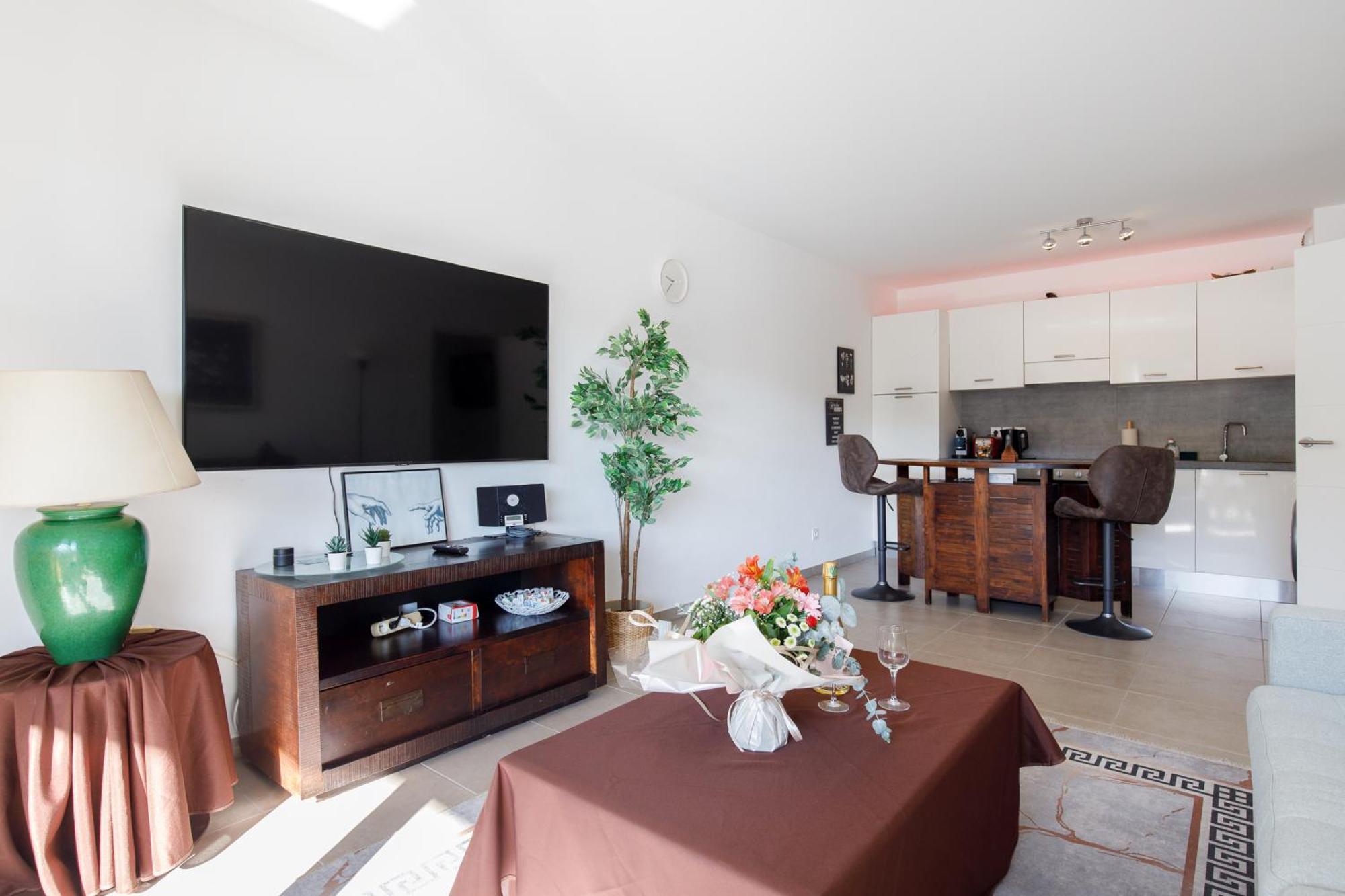 Lovely 2 Bedroom Condo With Pool วาลูริส ภายนอก รูปภาพ
