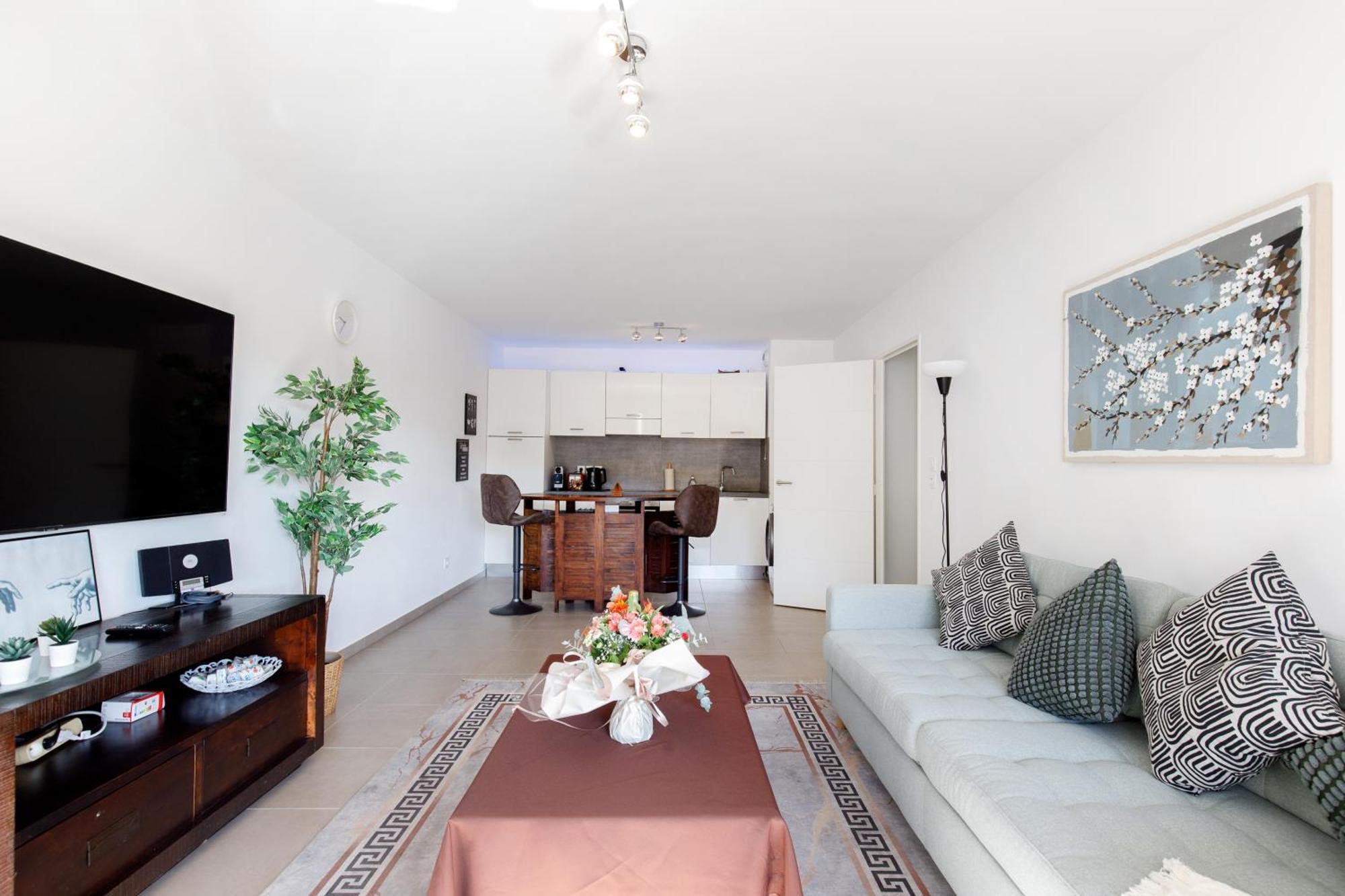 Lovely 2 Bedroom Condo With Pool วาลูริส ภายนอก รูปภาพ